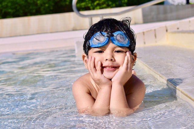 Demonstração de utilização de água de furos artesianos. Água da piscina do furo artesiano